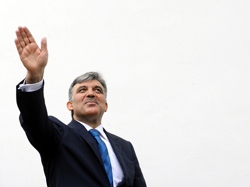 Abdullah Gul in “TA NEA”: To jointly withdraw 12 miles and casus belli